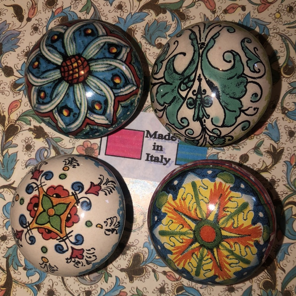 Four hand-painted wine bottle stoppers. Cork Made in Italy.